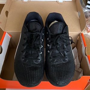 Nike black metcon 5 women.